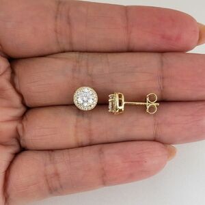 18K Gold Round Diamond Stud Earrings